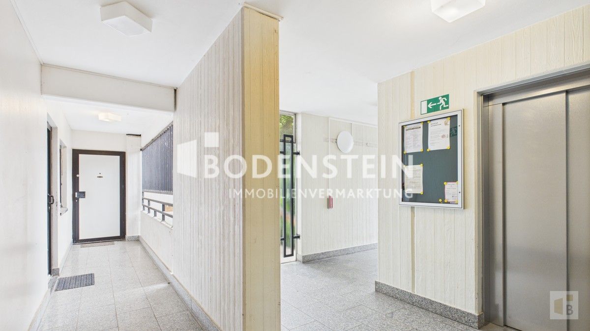 Weg zur Wohnung mit Blick auf den Fahrstuhl