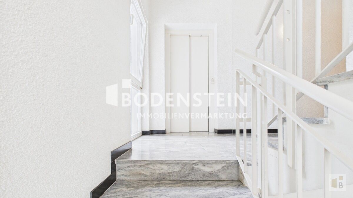 Treppenhaus mit Fahrstuhl