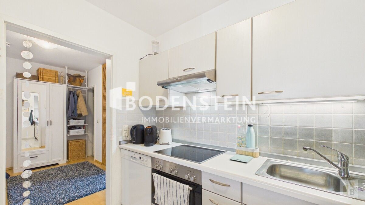 Küche mit Blick in den Flur