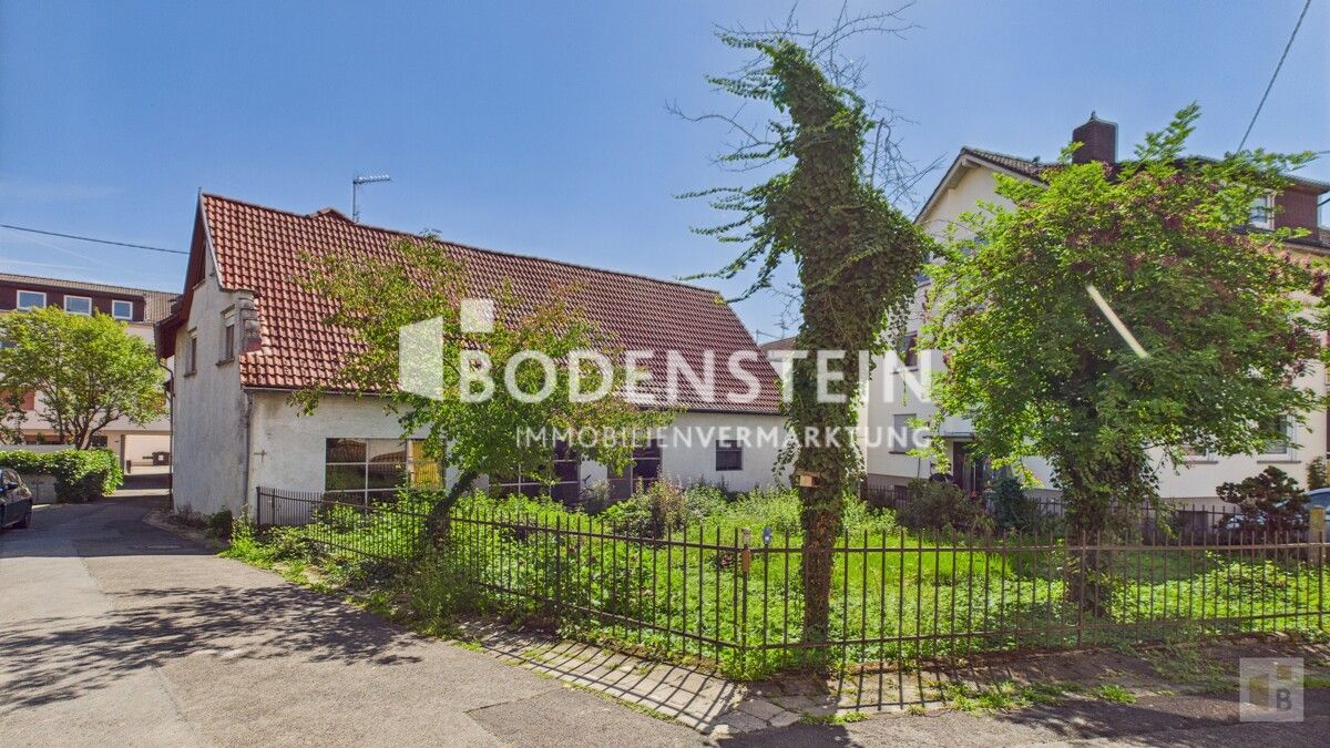 Blick auf den rückwärtigen Bereich und die Werkstatthalle