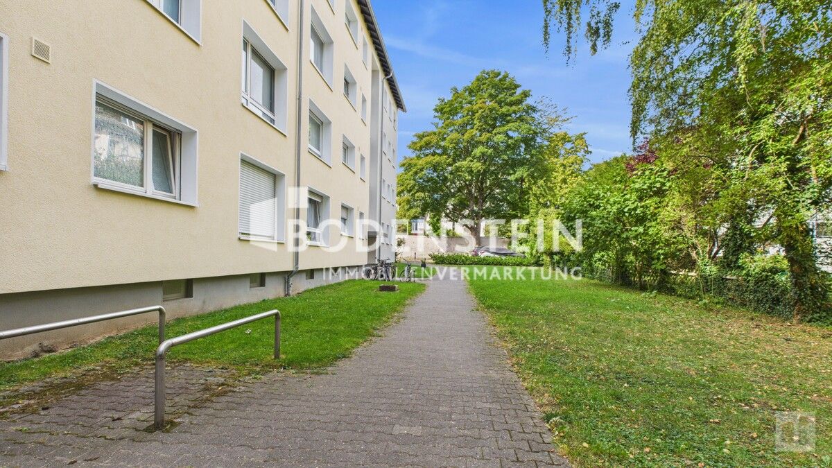 Weg zwischen Stellplatz und Haupteingang