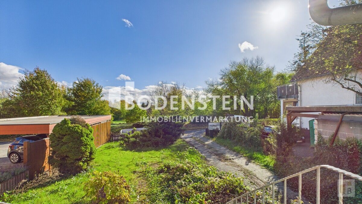 Blick auf den Vorgarten und die Garagenzufahrt