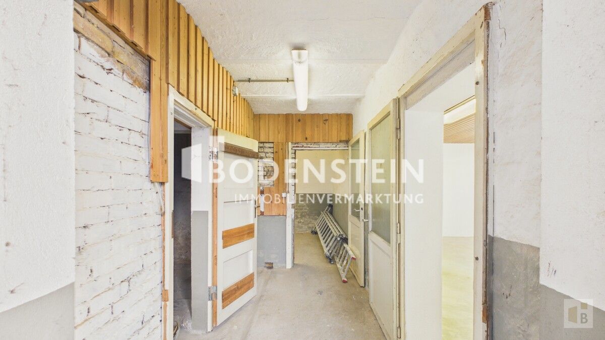 Flur mit Abgängen zu den Lager-/Werkstatträumen EG HH