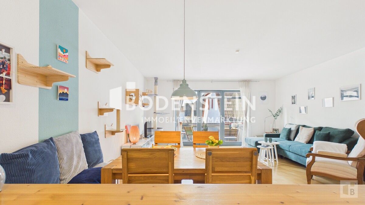 Kücheninsel mit Blick ins Wohnzimmer