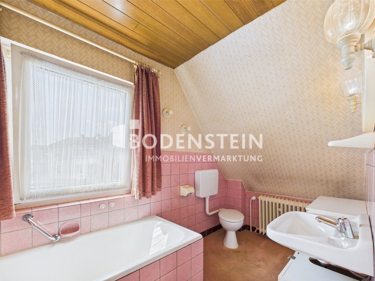 Bad mit Badewanne OG
