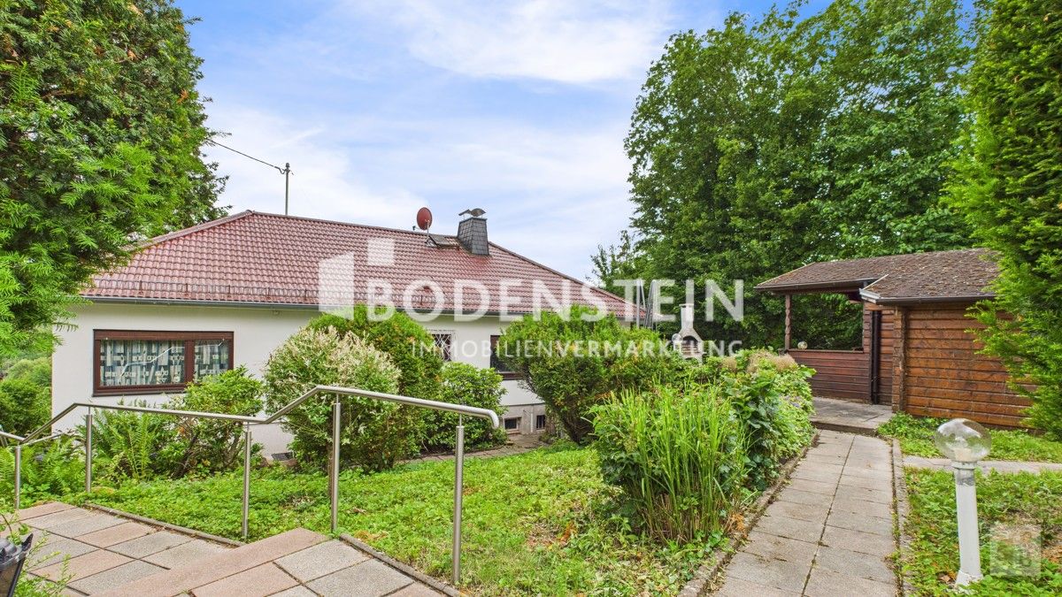 Garten mit Blick auf das Haus und Gartenhaus