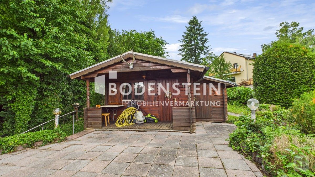 Gartenhaus mit Terrasse im vorderen Gartenbereich