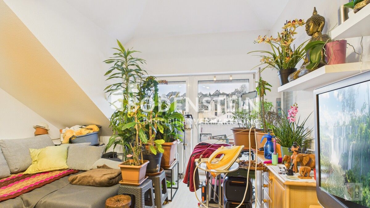 Wohnzimmer mit Zugang zum Balkon I