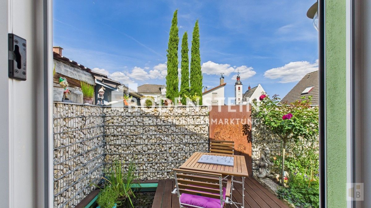 Blick aus der Küche auf die Terrasse
