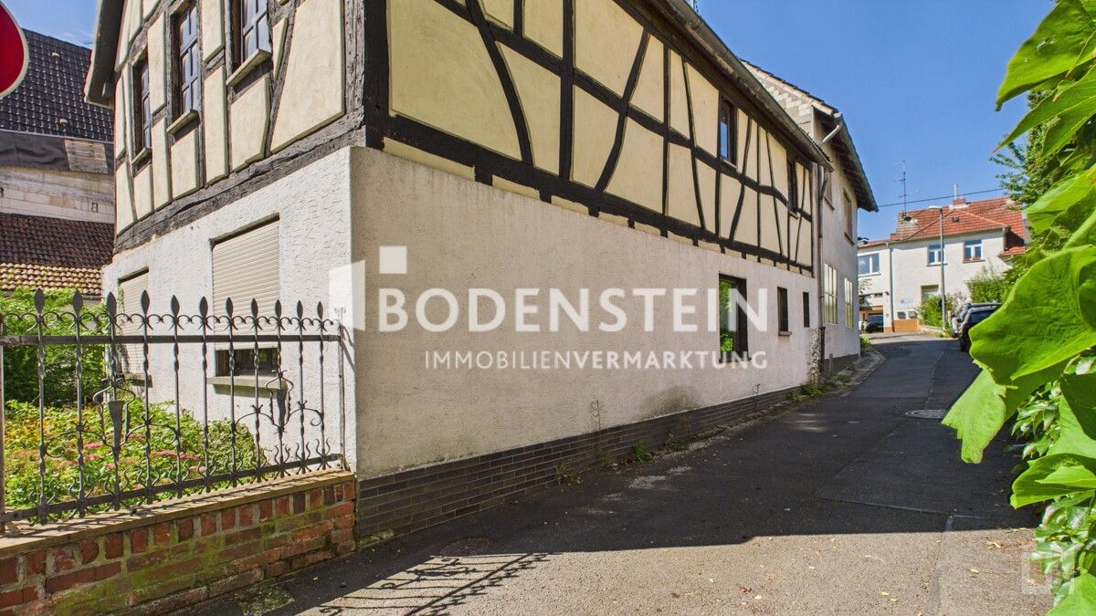 Zuweg seitlich des Hauptgebäudes