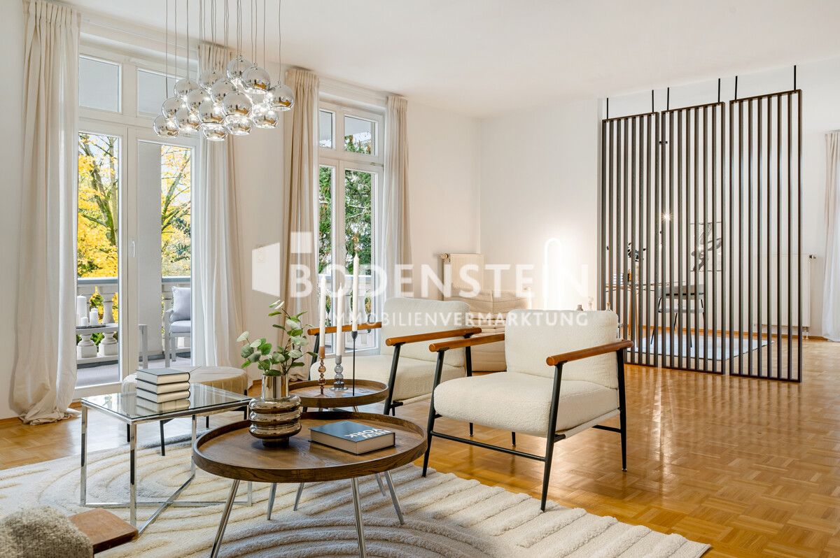 Wohnzimmer mit Blick auf den Balkon