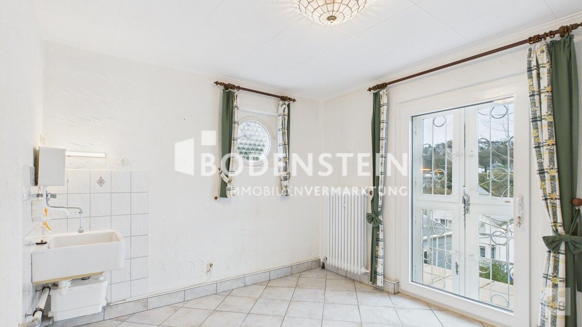 UG Küche mit Ausgang zur Terrasse