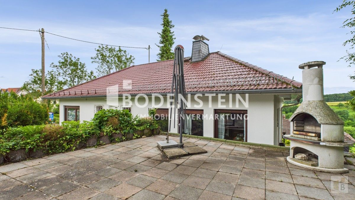 Blick von Gartenterrasse auf das Haus