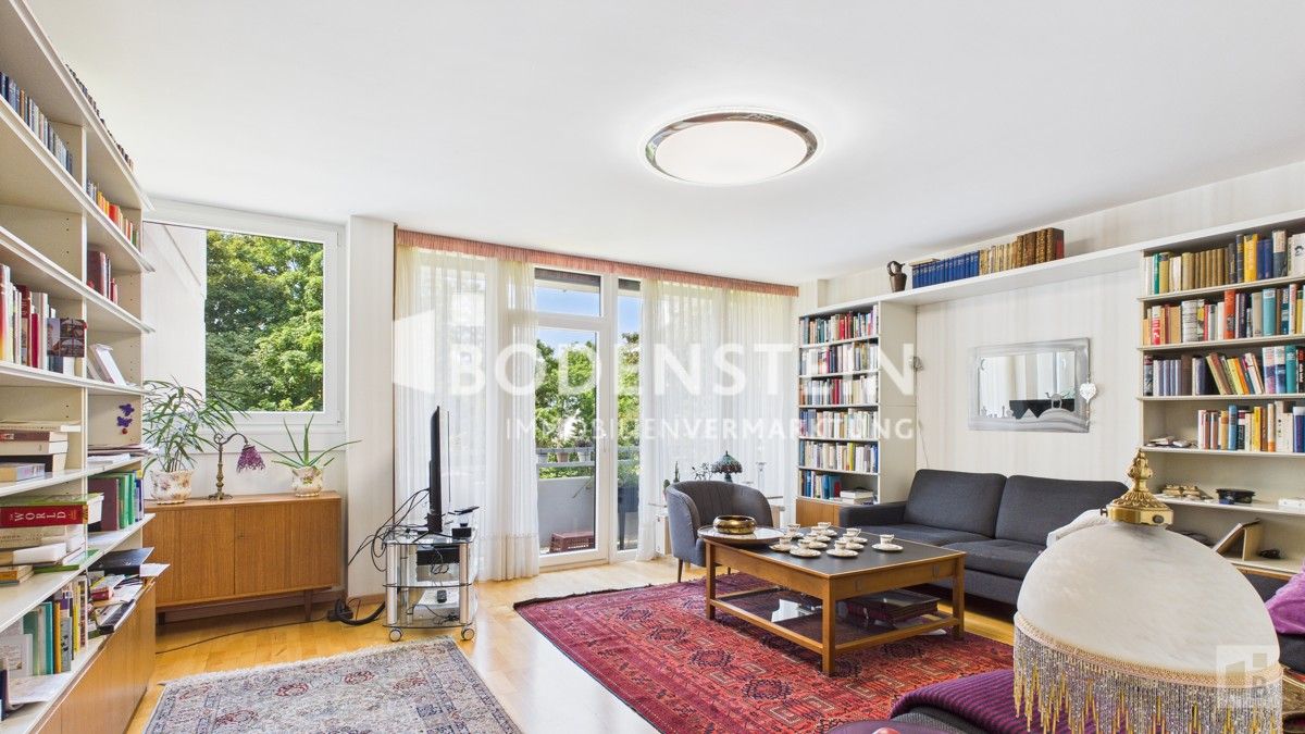 Wohnzimmer mit Balkonausgang